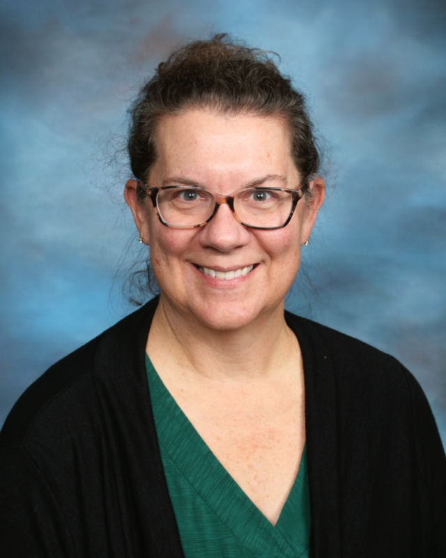Shannon Braun : Front Desk